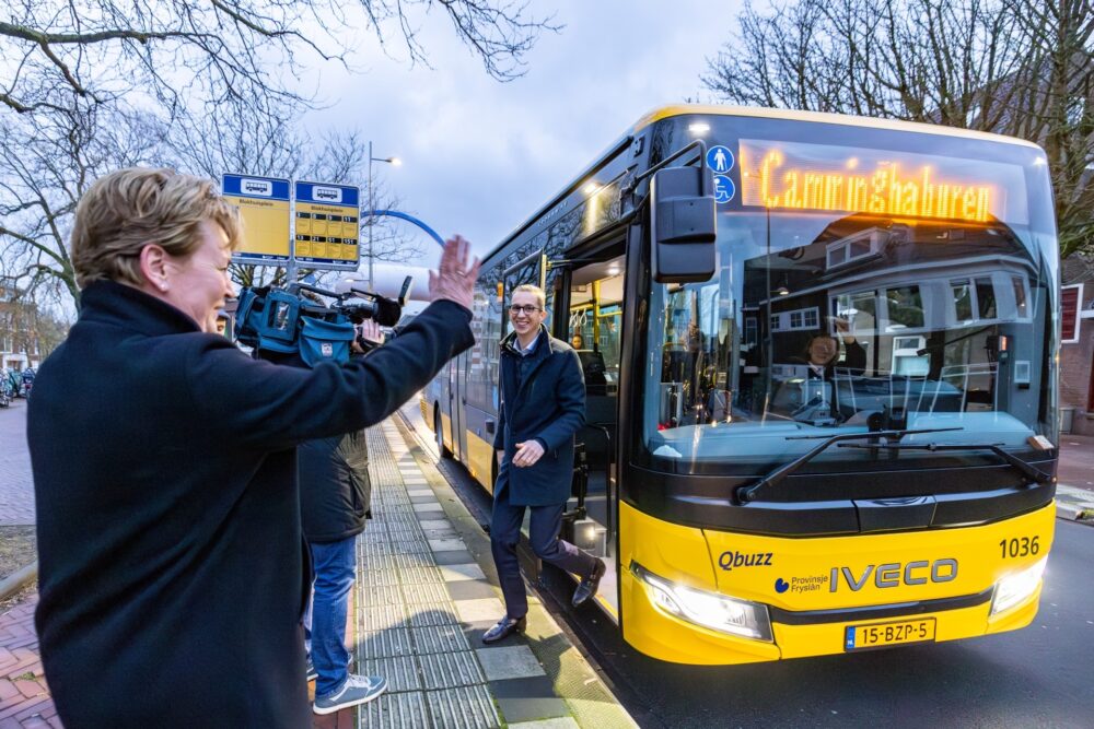 Feestelijke start busvervoer Qbuzz op busstation Leeuwarden