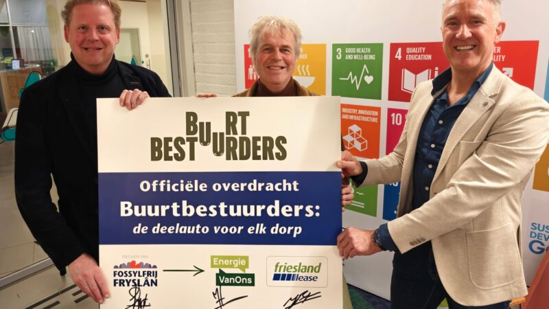 Fries deelautoproject Buurtbestuurders overgedragen aan Friesland Lease en Energie VanOns