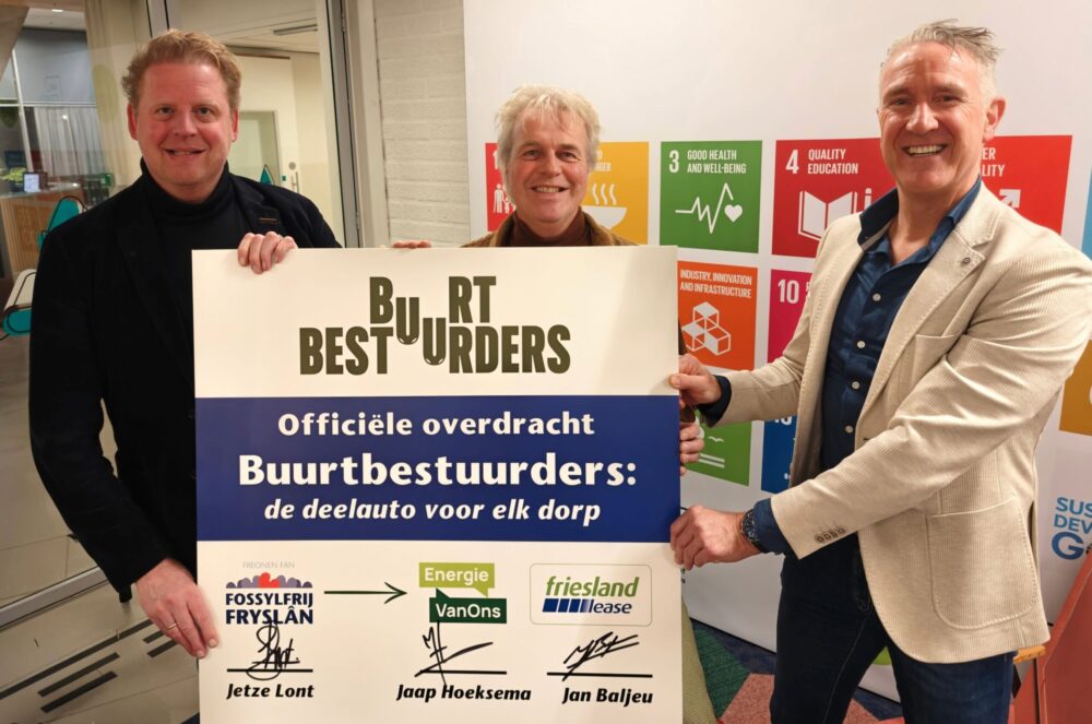Fries deelautoproject Buurtbestuurders overgedragen aan Friesland Lease en Energie VanOns