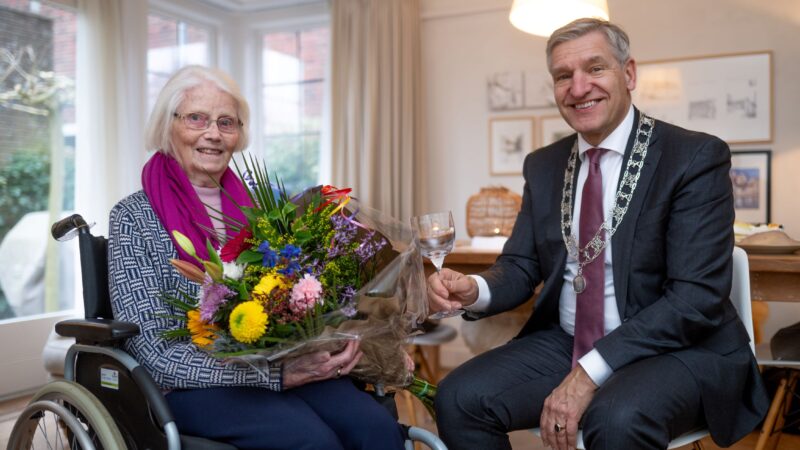 Burgemeester Buma bezoekt 100-jarige mevrouw Haagsma-Brouwer