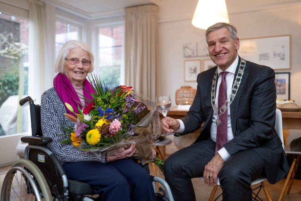 Burgemeester Buma bezoekt 100-jarige mevrouw Haagsma-Brouwer