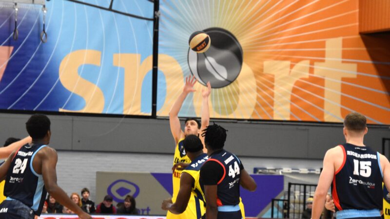 LWD Basket laat zich kaas van brood eten thuis tegen Brussel