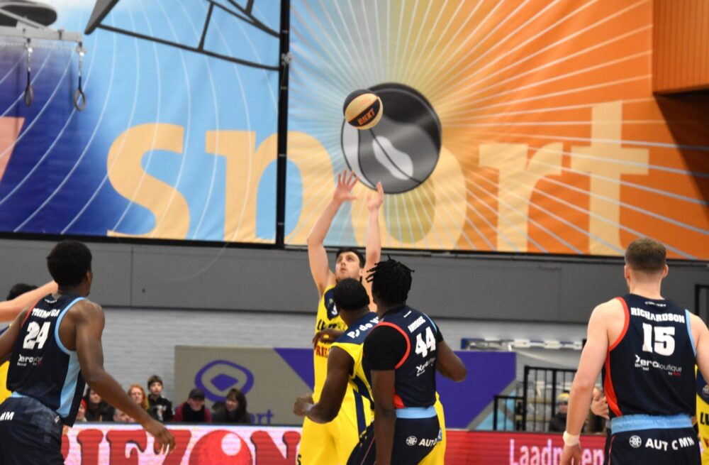 LWD Basket laat zich kaas van brood eten thuis tegen Brussel