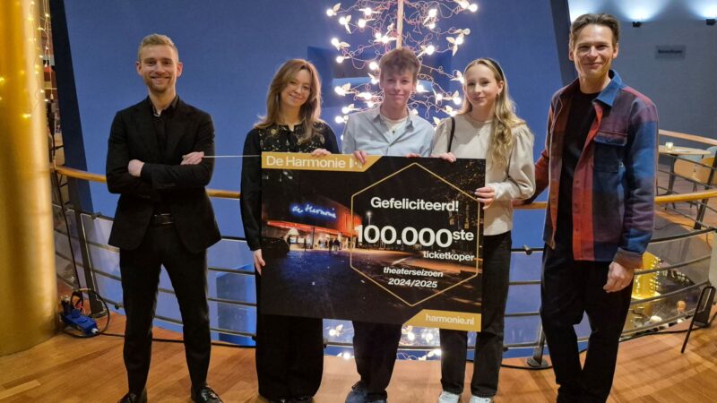 Stadsschouwburg De Harmonie breekt record: 100.000ste ticketkoper van het seizoen