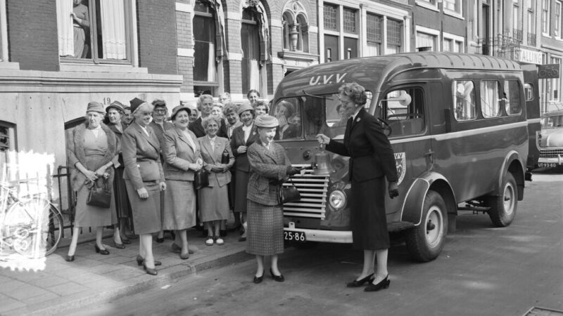 Wie jarig is trakteert: Unie van Vrijwilligers (UVV) afdeling Grou viert 80-jarig bestaan