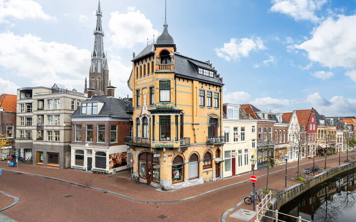 Iconisch pand, beter bekend als ‘Centraal Apotheek’, in Leeuwarden staat te koop