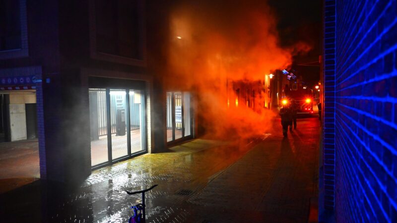 Fikse rookontwikkeling bij brand in flat in Leeuwarden