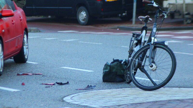Botsing automobilist en fietser bij oversteekplaats in Leeuwarden