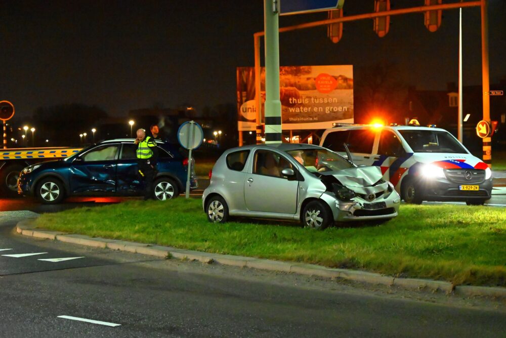 Forse schade na botsing tussen twee auto’s in Leeuwarden