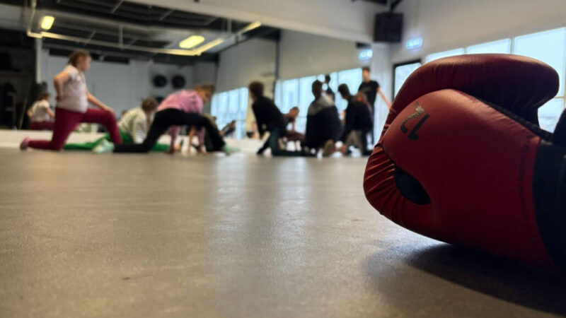 Kickbokskampioen Mykola uit Oekraïne traint in Grou