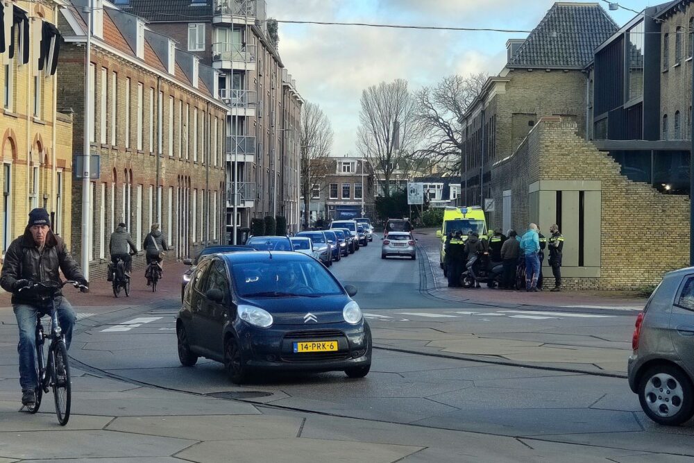 Botsing ligdriewielfiets en scooter in Leeuwarden