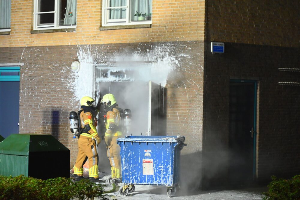 Brandweer blust brand in berging in Leeuwarden