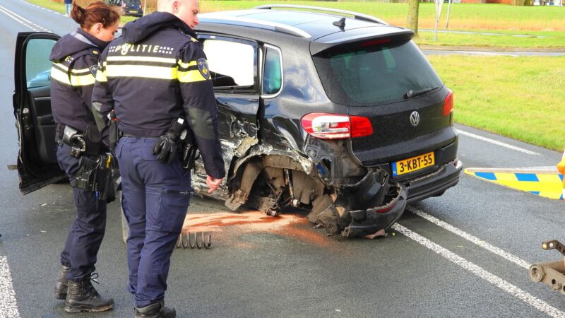 Gewonde en flinke schade bij botsing tussen twee personenwagens in Stiens