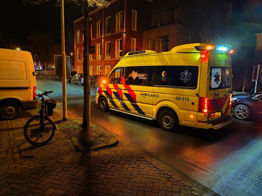 Fietser gewond na botsing tegen stoeprand in Leeuwarden