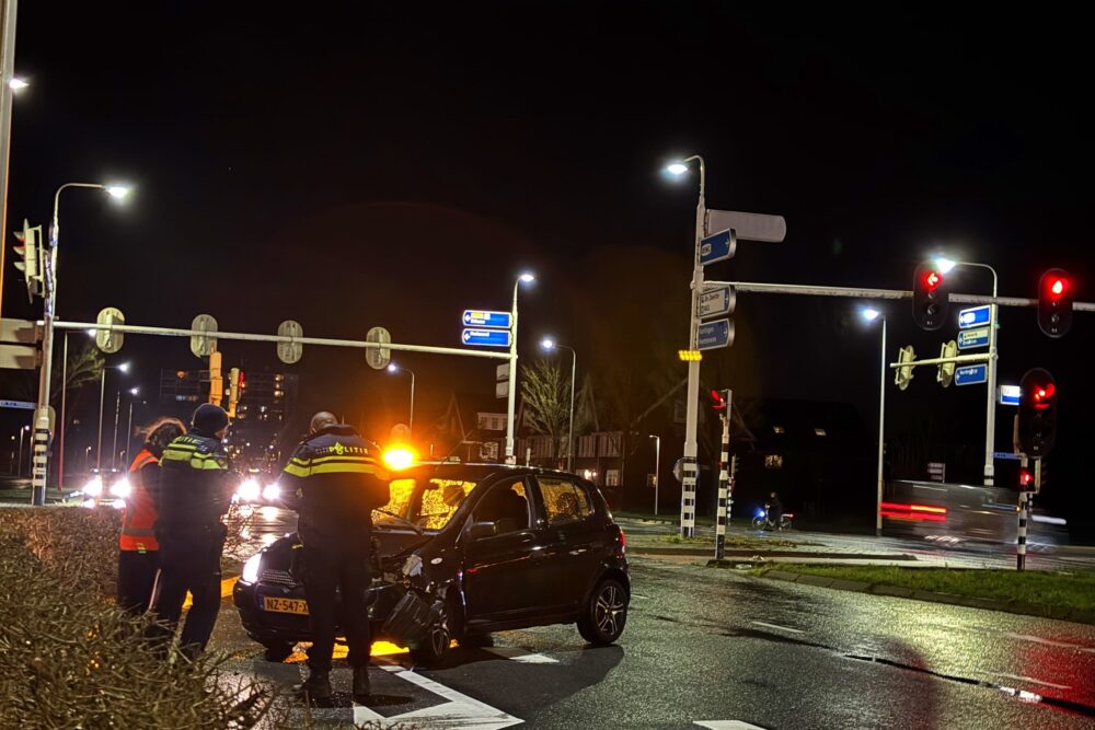 Bestuurder verliest macht over het stuur en knalt tegen stoplicht in Leeuwarden