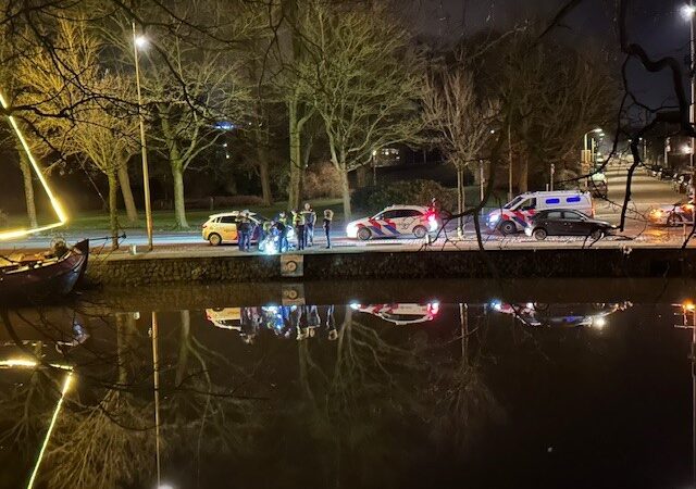 Agenten halen Leeuwarder (26) uit het water in Leeuwarden
