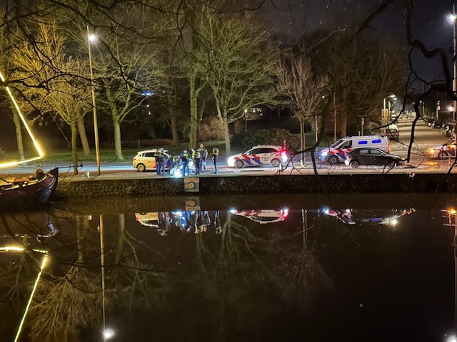 Agenten halen Leeuwarder (26) uit het water in Leeuwarden