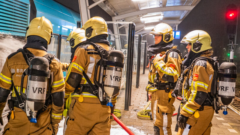 Treinverkeer Leeuwarden-Groningen hervat na treinbrand bij Buitenpost [UPDATE]