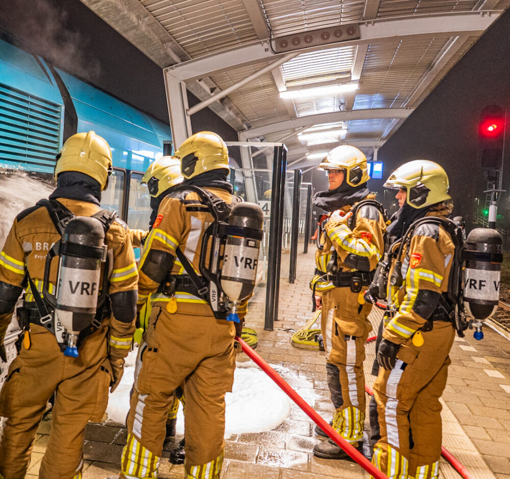 Treinverkeer Leeuwarden-Groningen hervat na treinbrand bij Buitenpost [UPDATE]