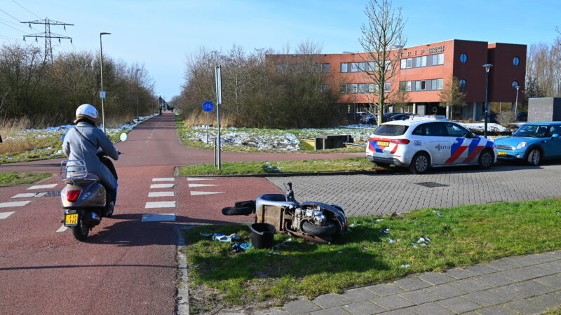 Scooterbestuurder gewond bij ongeluk aan de Wiardaplantage