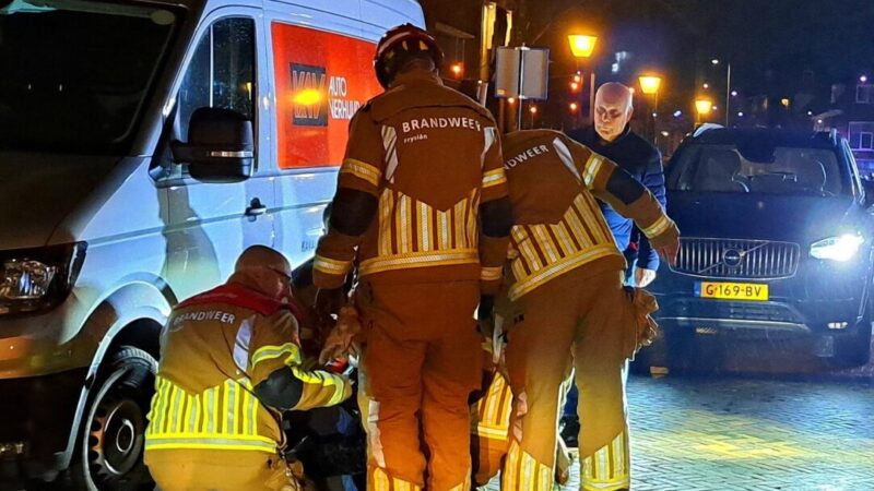 Persoon bekneld onder bestelbus in Leeuwarden