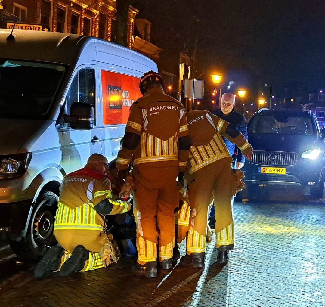 Persoon bekneld onder bestelbus in Leeuwarden