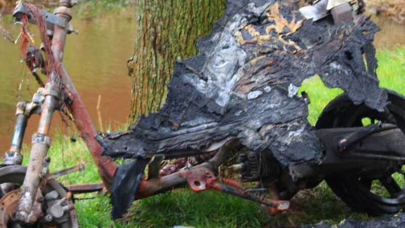 Scooter in brand op wegdek aangetroffen in Leeuwarden