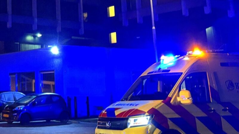 Hulpdiensten ingezet voor brand in flatwoning in Leeuwarden