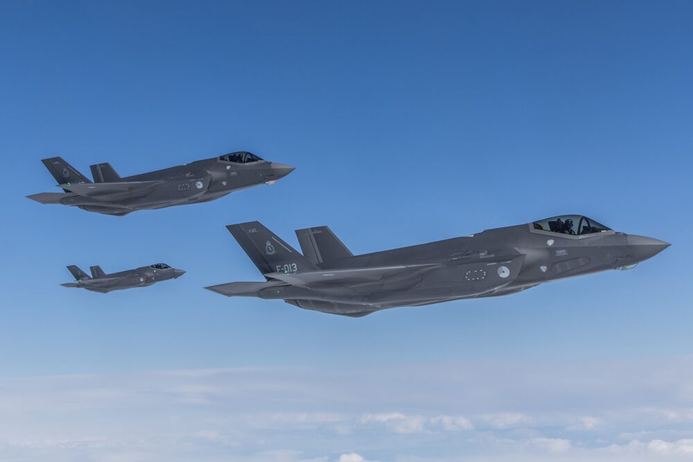 Vier F-35 gevechtsvliegtuigen van Vliegbasis Leeuwarden oefenen op Schiphol