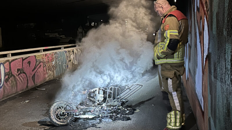 Brandweer rukt uit voor uitgebrande scooter in fietstunnel Kanaalweg