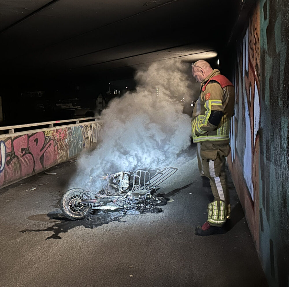 Brandweer rukt uit voor uitgebrande scooter in fietstunnel Kanaalweg