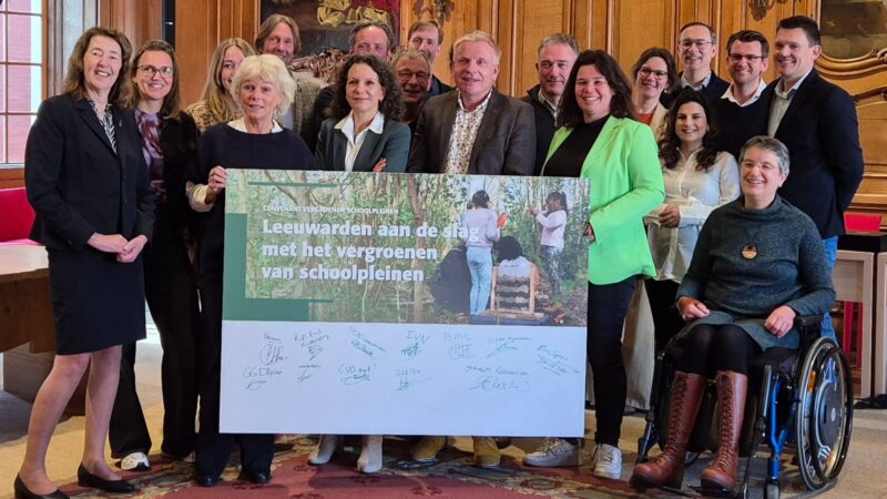 VIDEO – Gemeente Leeuwarden en schoolbesturen ondertekenen het convenant Groene Schoolpleinen