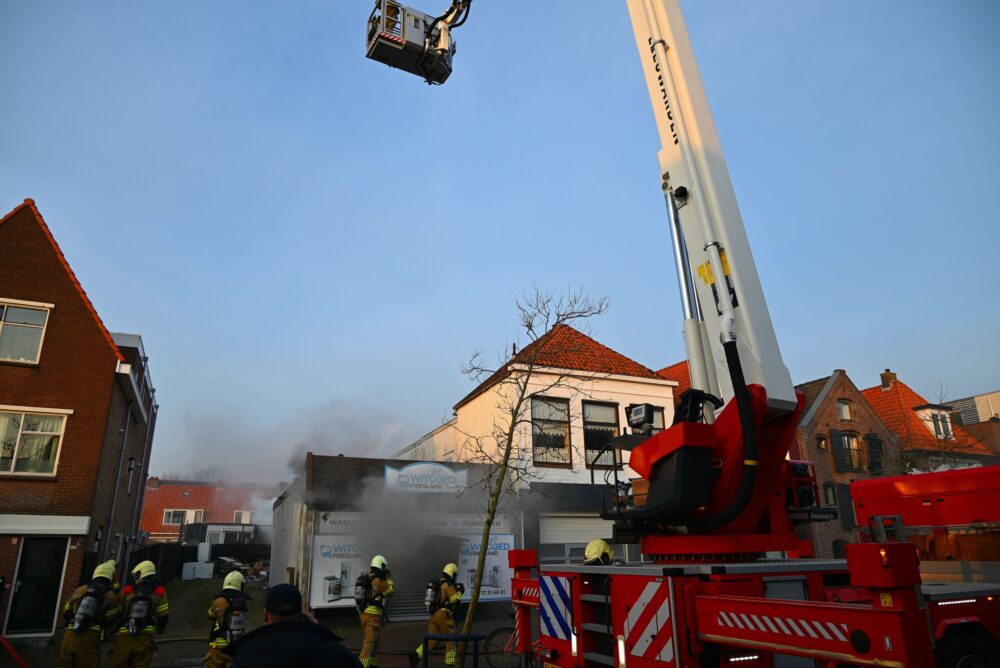Flinke rookontwikkeling bij brand in winkel in Leeuwarden; hond gered