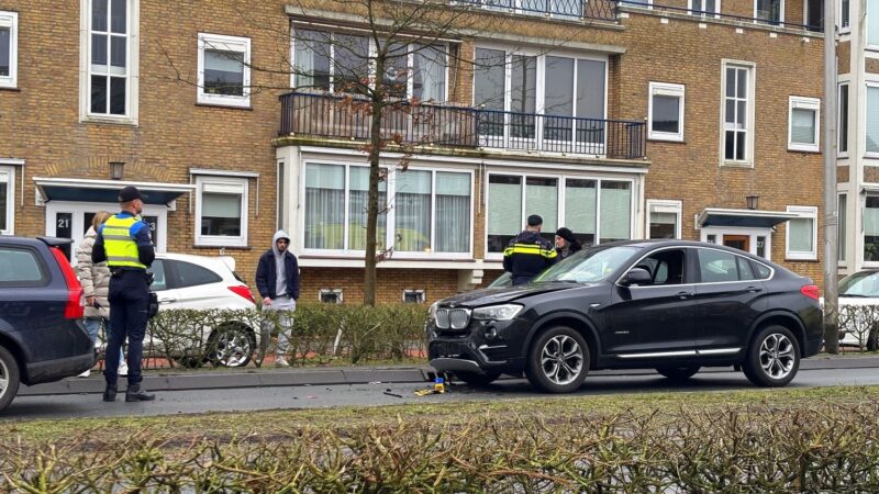 Schade na kettingbotsing tussen drie auto’s in Leeuwarden