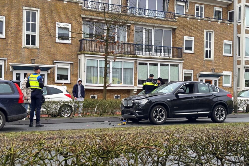 Schade na kettingbotsing tussen drie auto’s in Leeuwarden