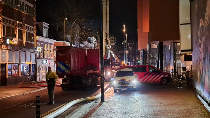 Rookwolken trekken over stad door zeer grote brand in Leeuwarden