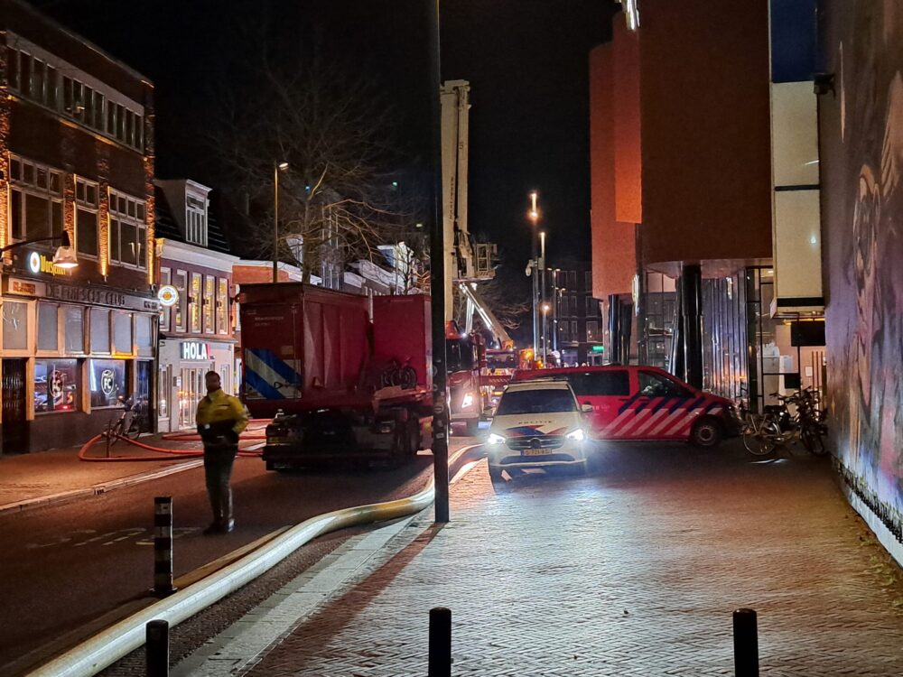 Rookwolken trekken over stad door zeer grote brand in Leeuwarden