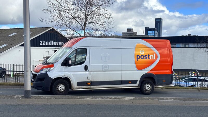 Bestelbus blokkeert oprit Heliconweg in Leeuwarden