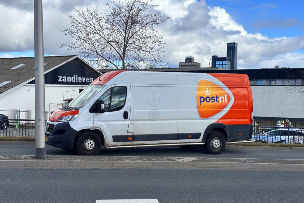 Bestelbus blokkeert oprit Heliconweg in Leeuwarden