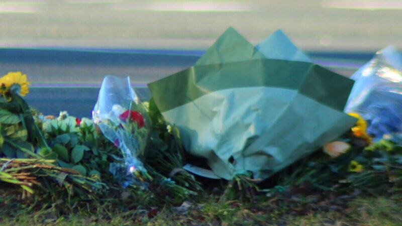 Bloemen neergelegd ter nagedachtenis aan overleden fietser in Leeuwarden
