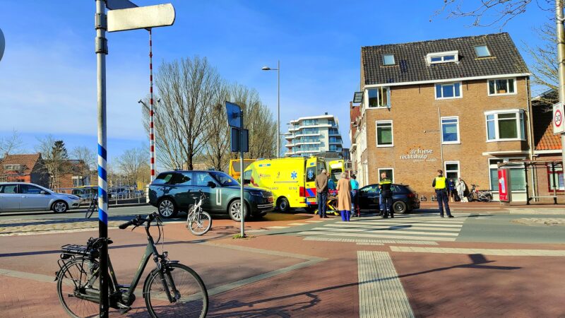 Fietser naar ziekenhuis na aanrijding Blokhuisplein