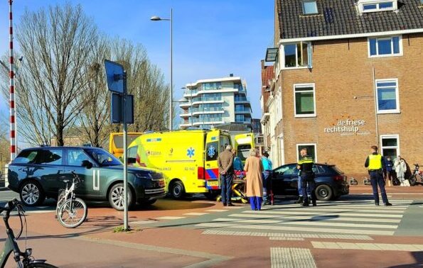 Fietser naar ziekenhuis na aanrijding Blokhuisplein