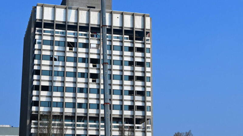 Ontmanteling oud ING kantoor de Paddenstoel in volle gang in Leeuwarden
