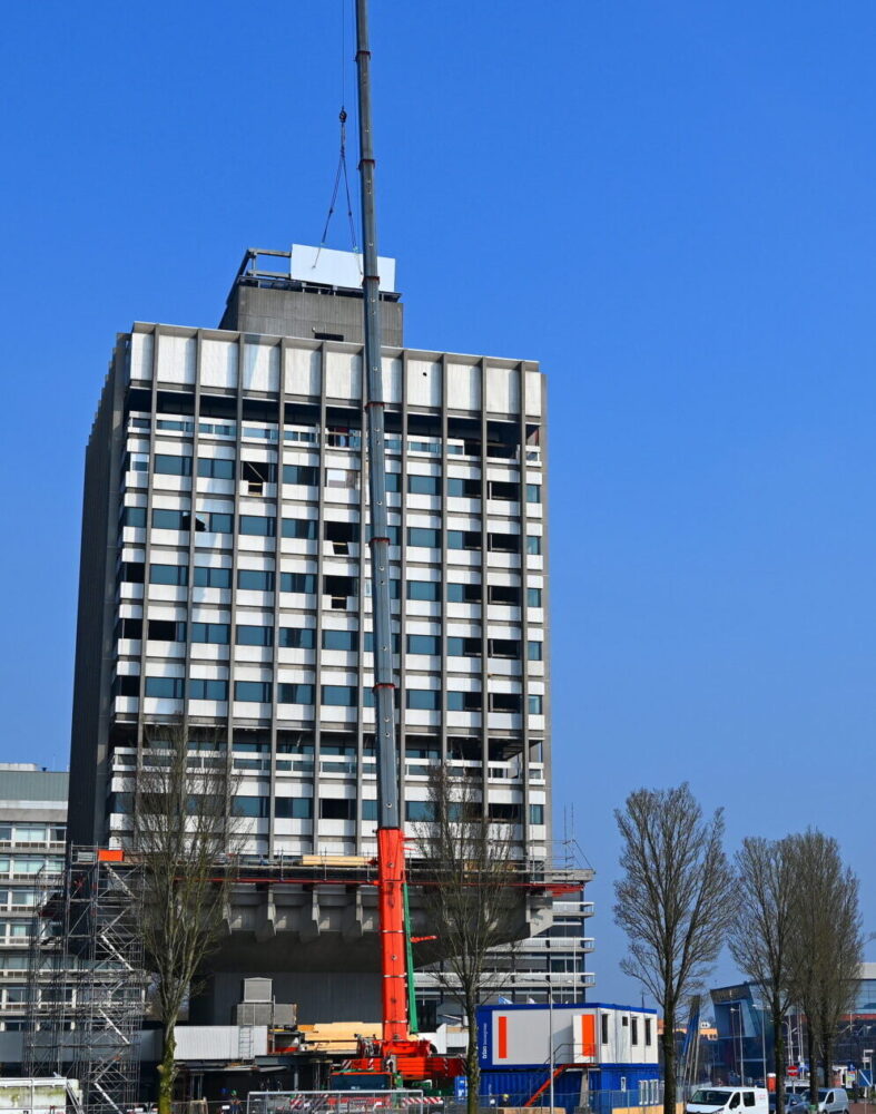Ontmanteling oud ING kantoor de Paddenstoel in volle gang in Leeuwarden