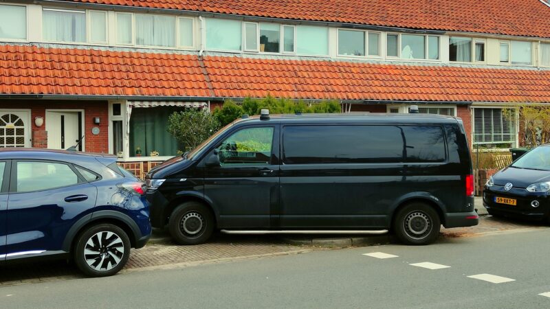 Forensische Opsporing doet onderzoek in woning in Leeuwarden