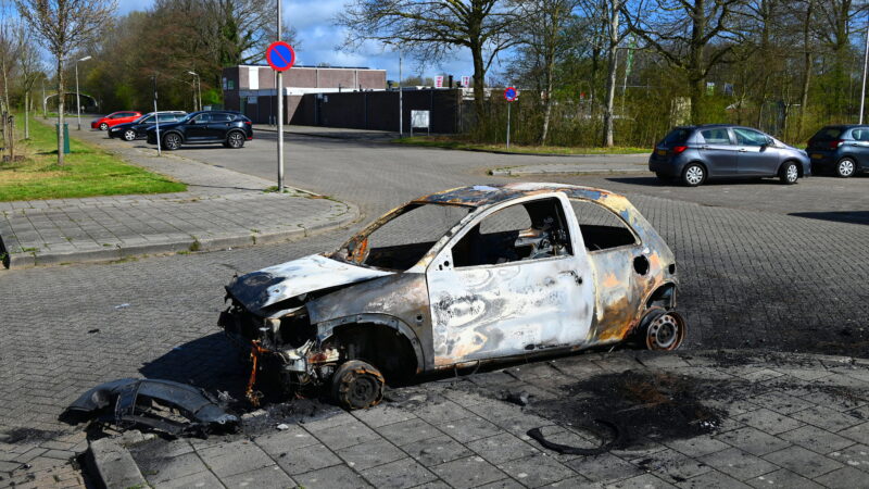 Personenauto volledig uitgebrand bij het Kalverdijkje