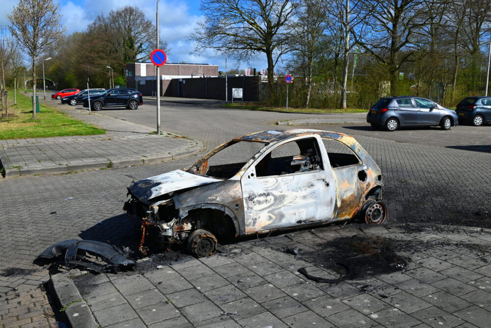 Personenauto volledig uitgebrand bij het Kalverdijkje