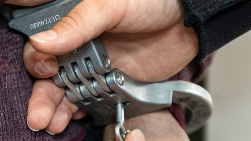 Bezorger bedreigd met mes in Leeuwarden, verdachte aangehouden