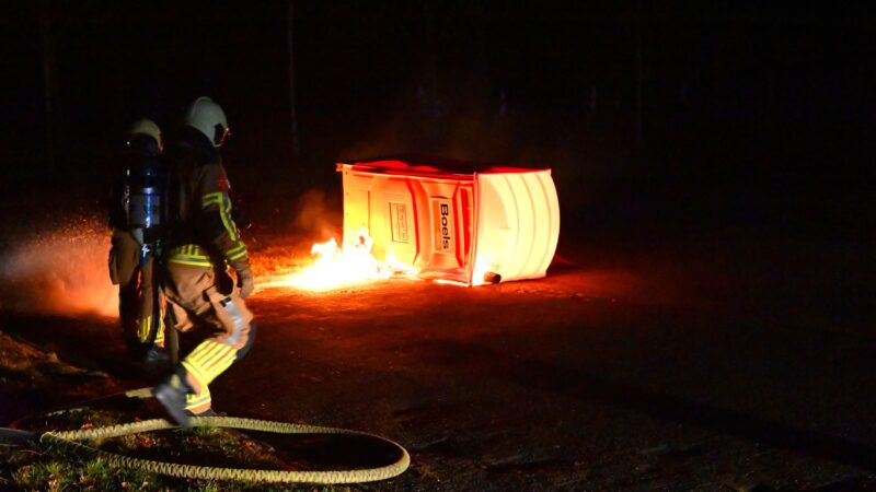 Brandweer blust brandend Dixi mobiel toilet in Leeuwarden