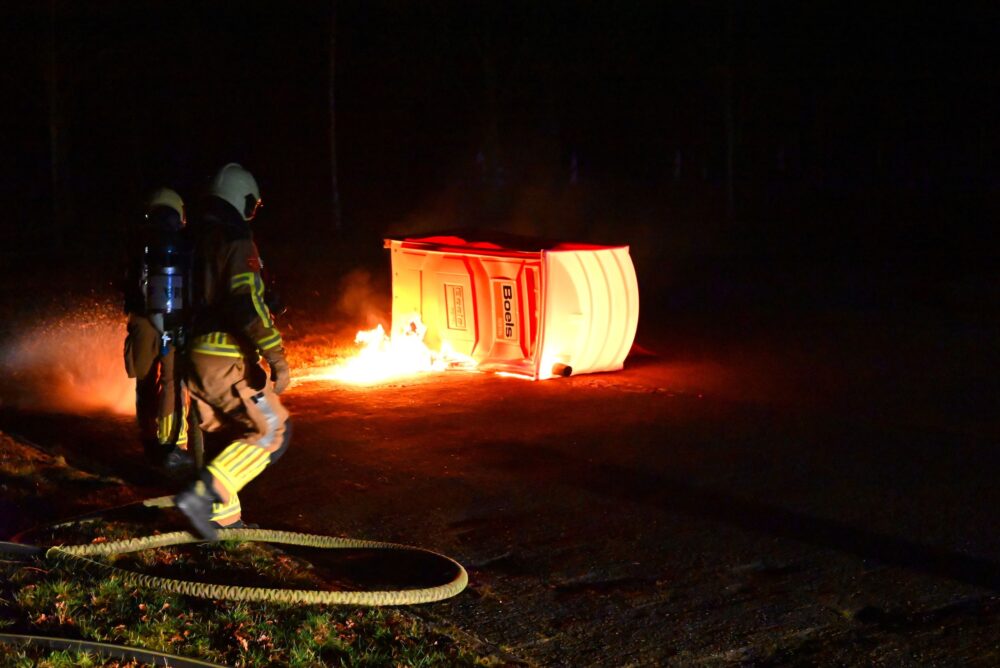 Brandweer blust brandend Dixi mobiel toilet in Leeuwarden